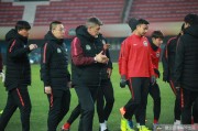 关于河南建业主场负于天津权健，降级形势严峻的信息