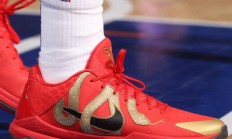 包含美鹰重回停赛，七队复训，NBA推迟被打乱的词条