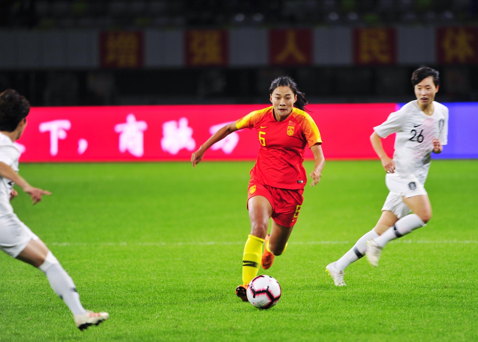 国际女子足球赛中，中国队再次获得好成绩