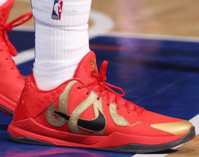包含美鹰重回停赛，七队复训，NBA推迟被打乱的词条
